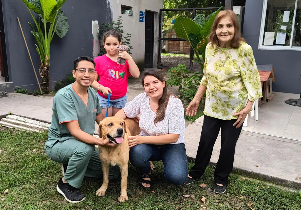 Royi, el perrito anciano 'municipal', encuentra familia