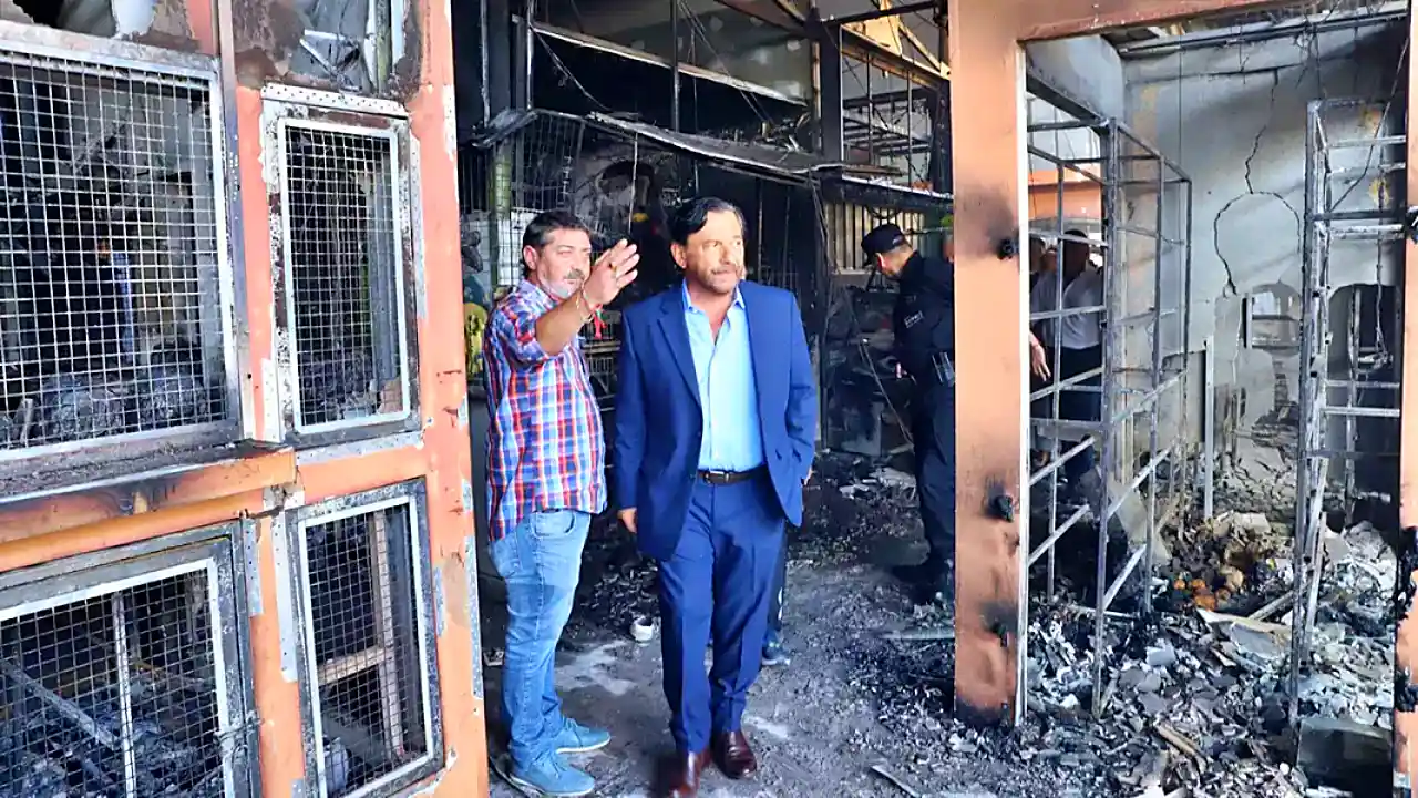 Sáenz recorre las instalaciones del Mercado arrasadas por el incendio