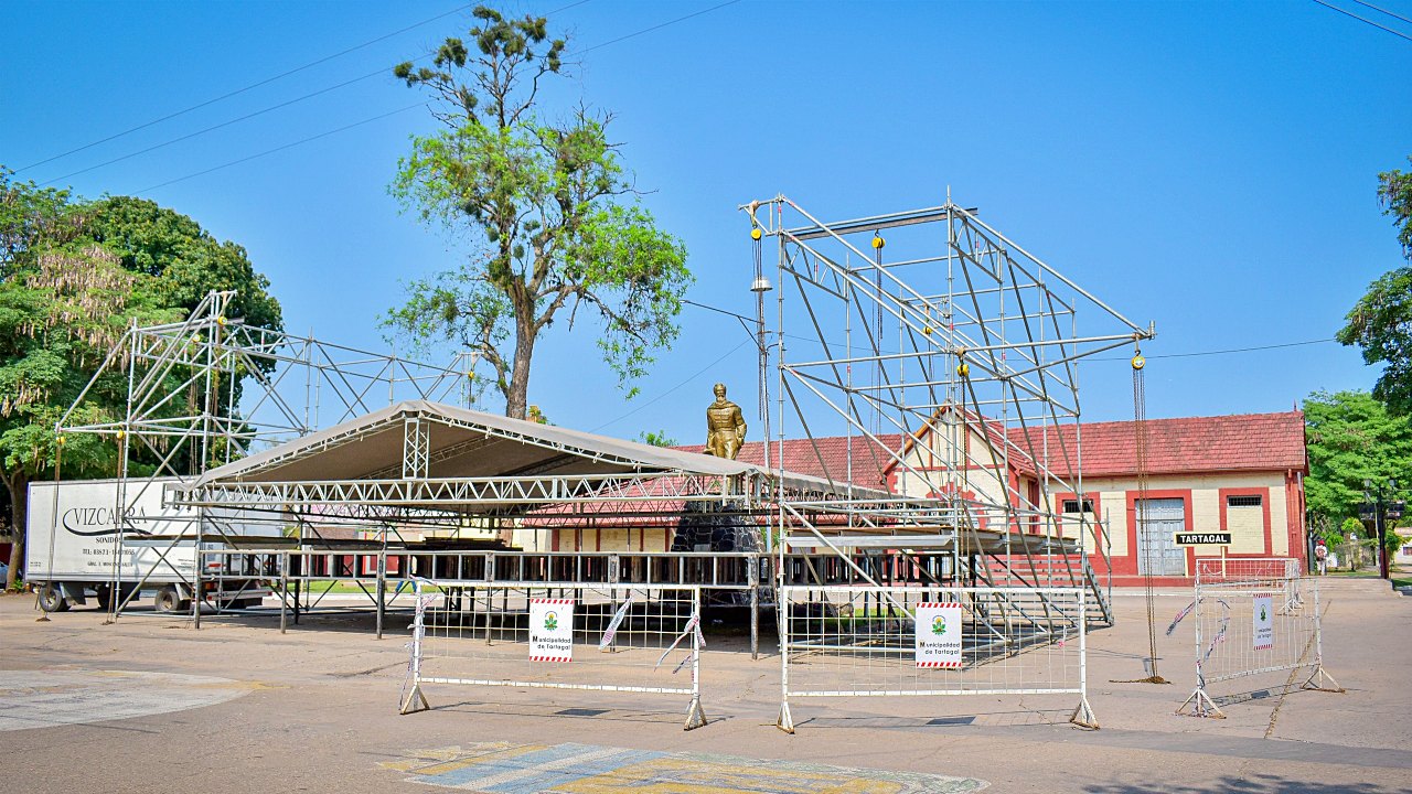 Escenario para la celebración del Día de la Madre en Tartagal