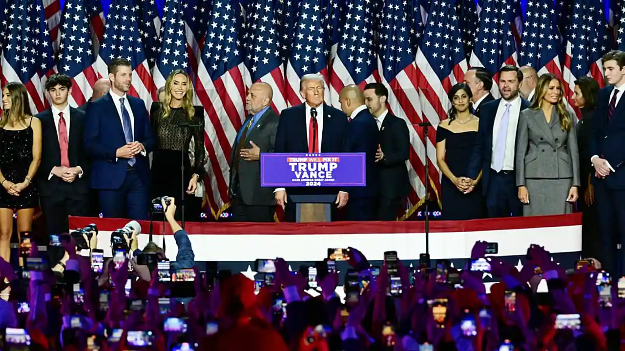 Donald Trump proclama su victoria, rodeado de su familia