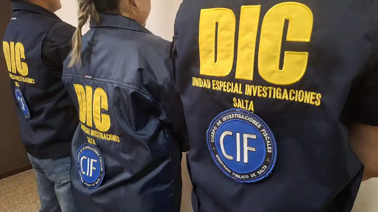 Nuevos uniformes de los investigadores fiscales