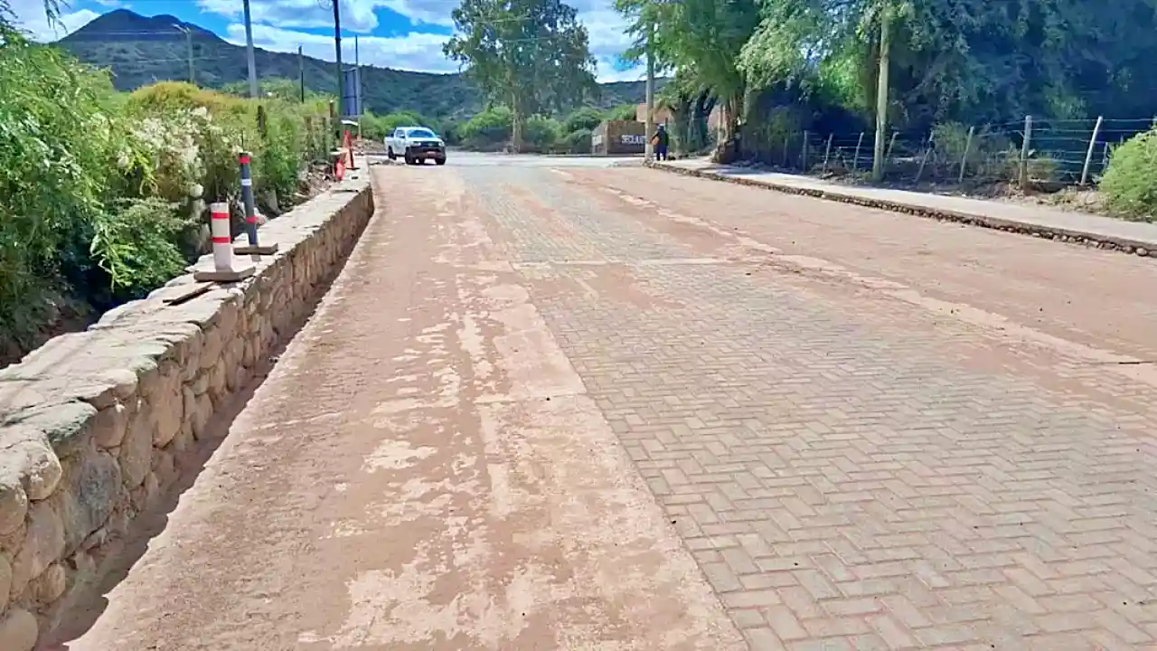 El gobierno de Salta pavimenta con adoquines 200 metros del acceso a Seclantás