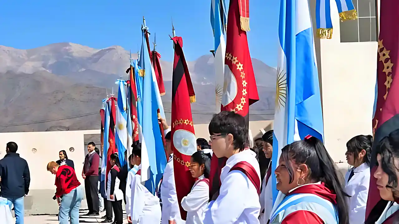 Abanderados salteños con dos tipos de banderas en una misma escuela