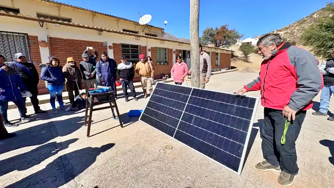Charla formativa sobre uso y mantenimiento de sistemas solares en Chicoana