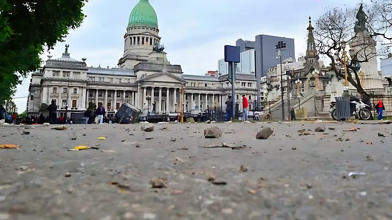 Aspecto de la Plaza de los Dos Congresos, tras los disturbios de ayer