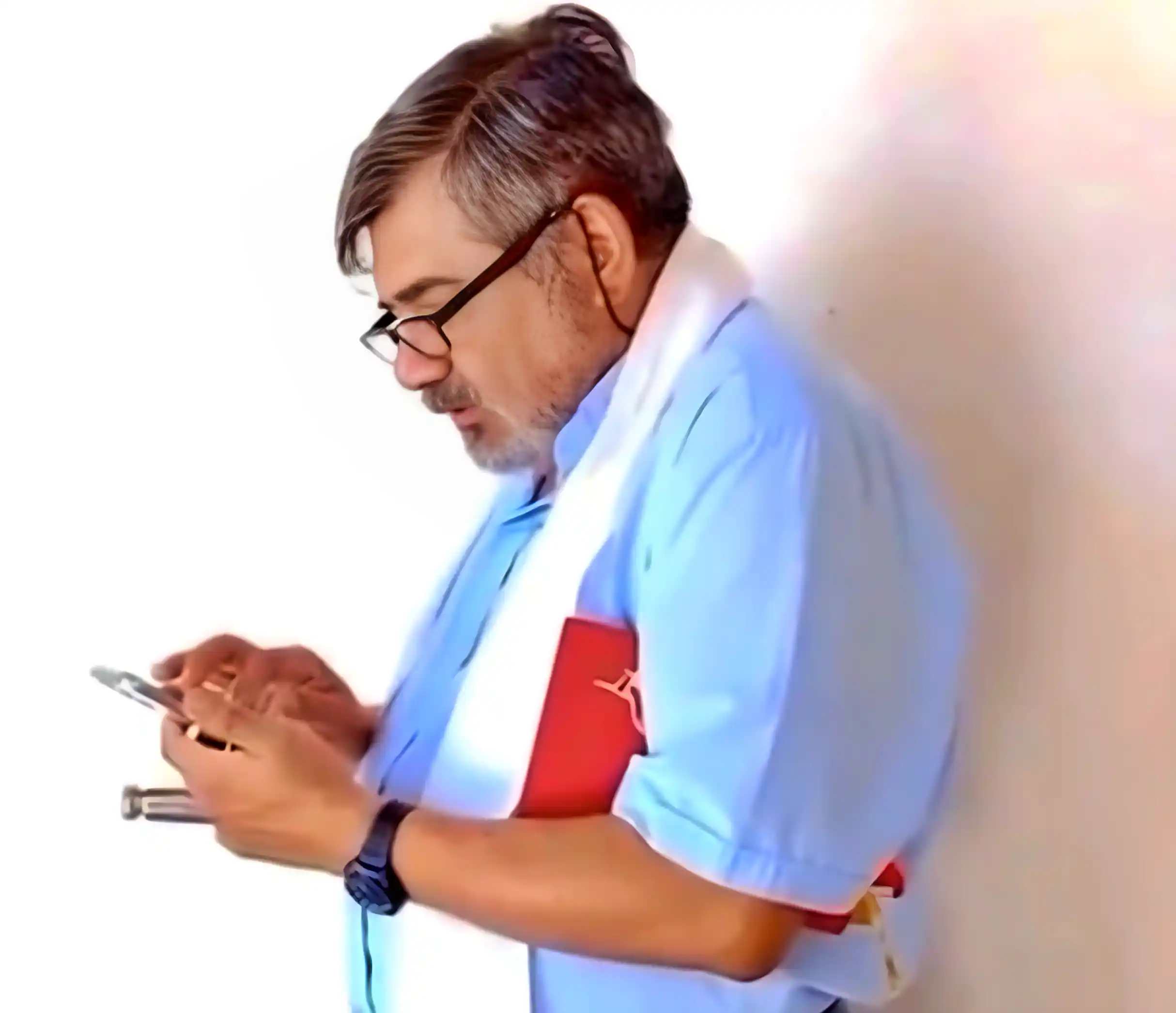 Sacerdote practicando exorcismo con un teléfono celular en Rosario de Lerma