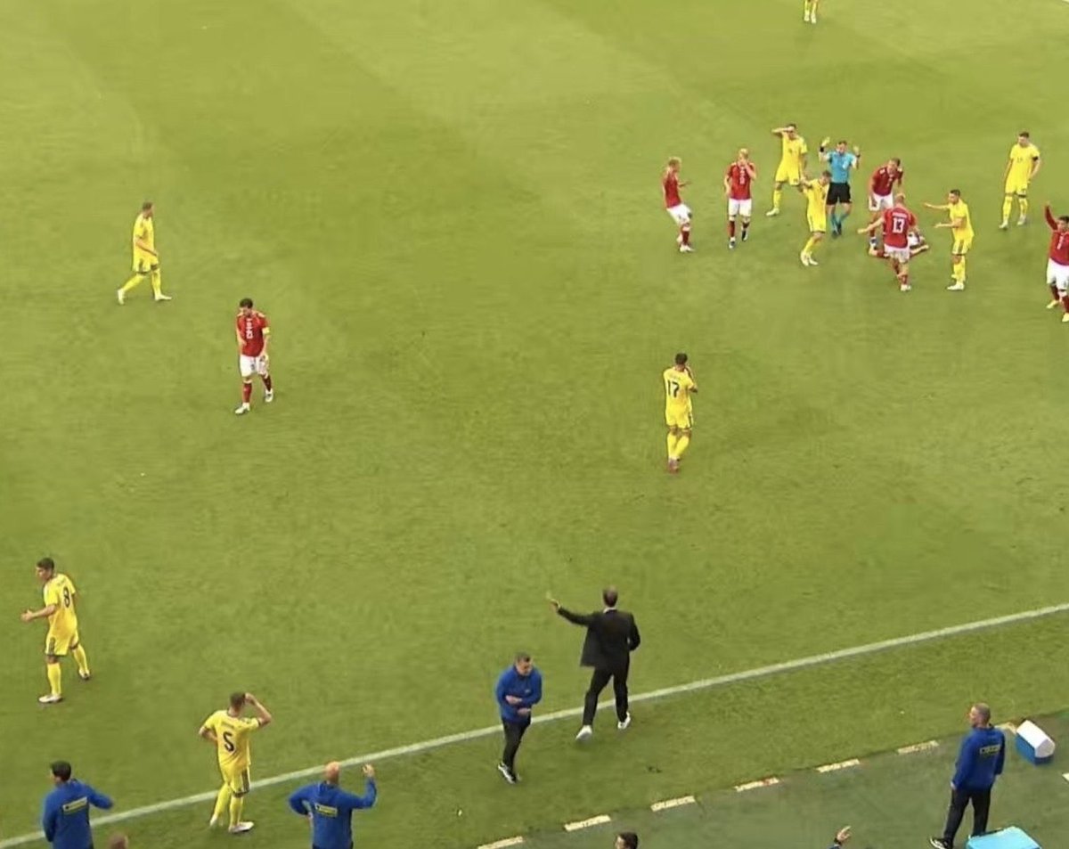 Momento del partido en el que Eriksen se desploma sobre el terreno de juego