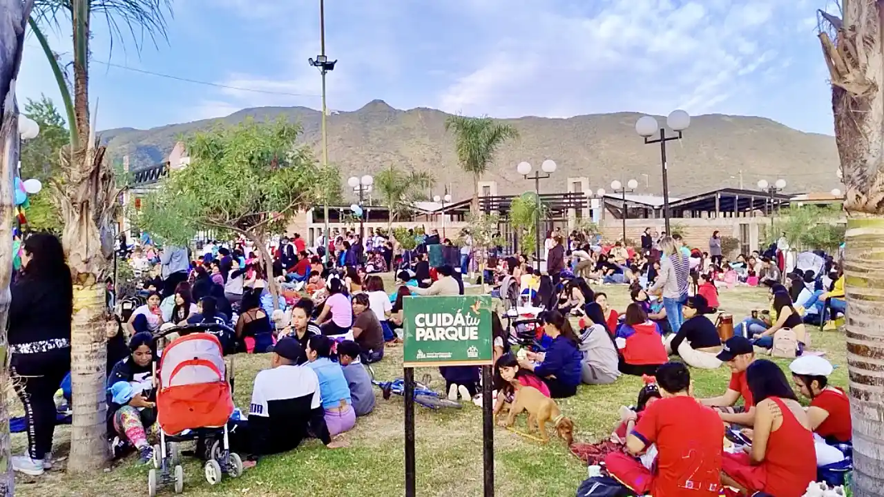 Mateada folklórica en el Parque de la Familia para celebrar las raíces nacionales