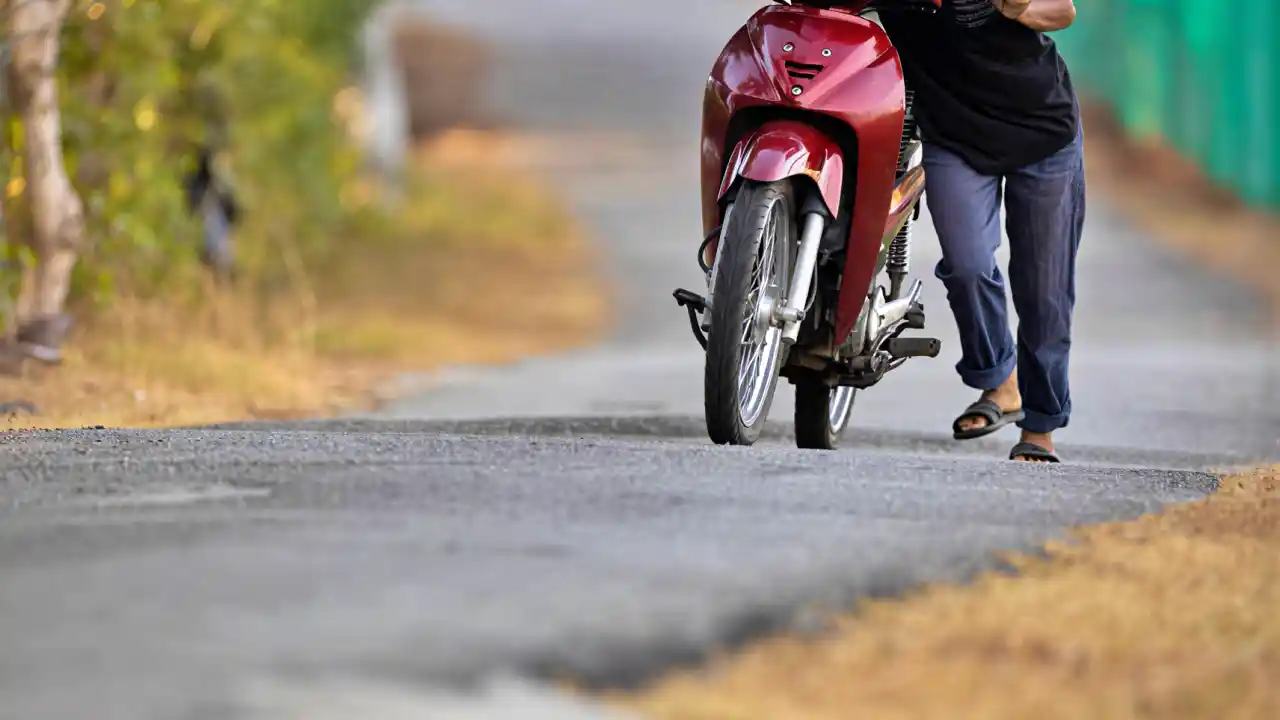 Ladrón reincidente con pocos conocimientos de electricidad tuvo que pechar la moto que se robó