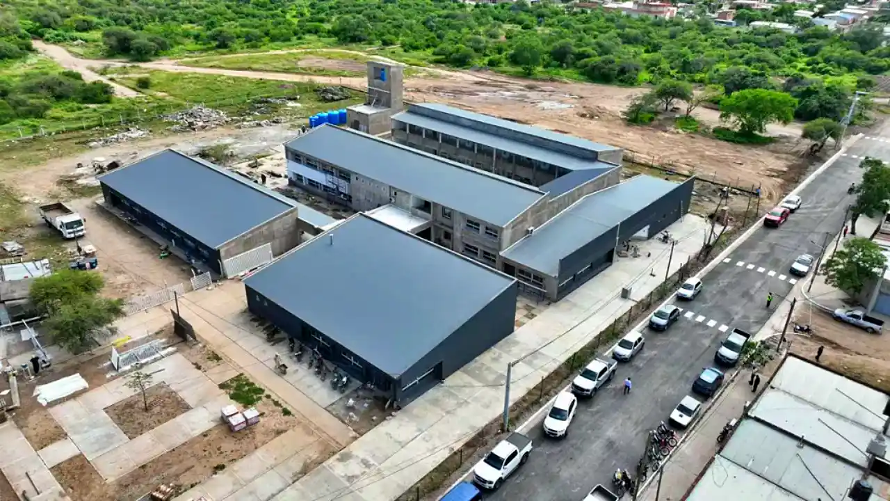 Vista aérea de la obra de construcción de la escuela técnica Nikola Tesla en General Güemes