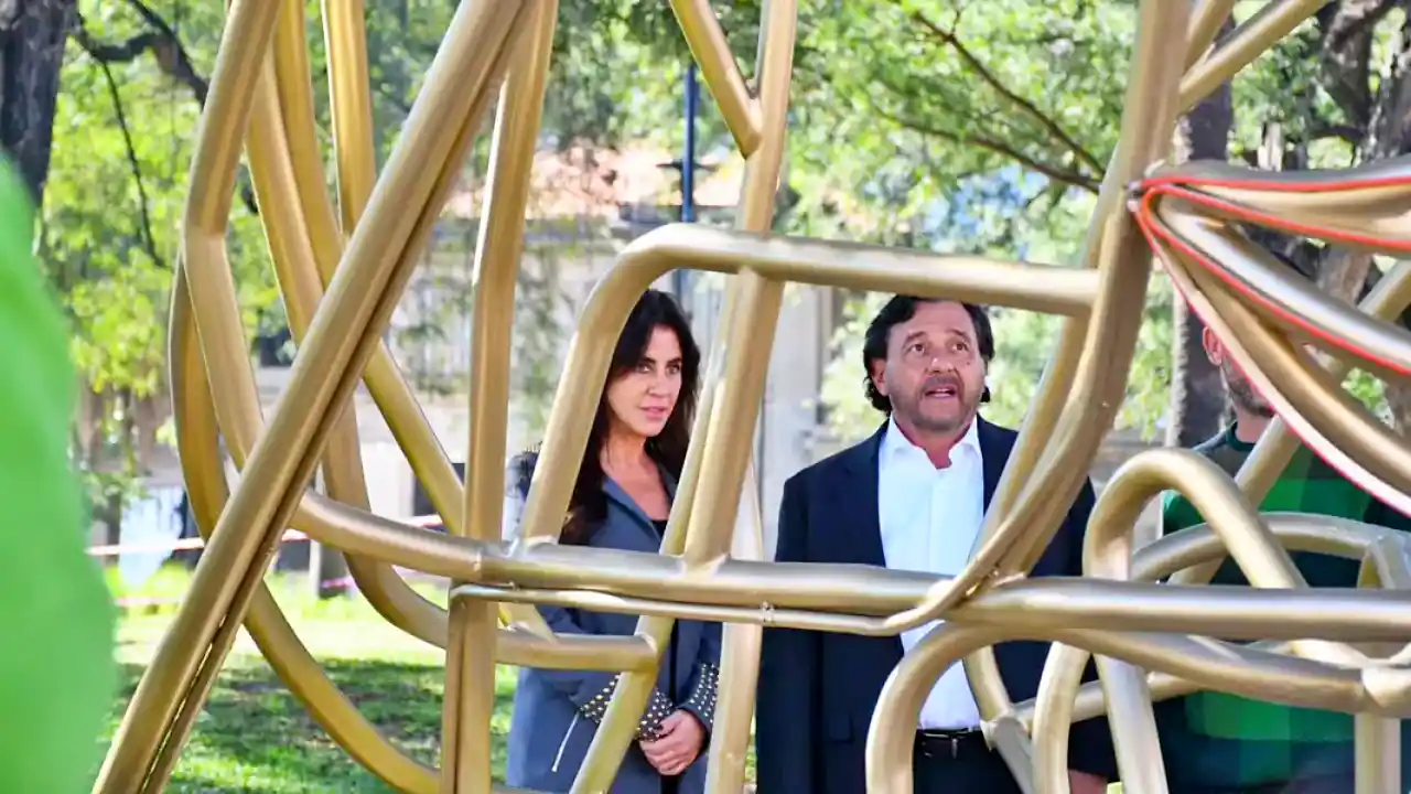 Sáenz y Durand visitan en la Palúdica la escultura de Marta Minujín