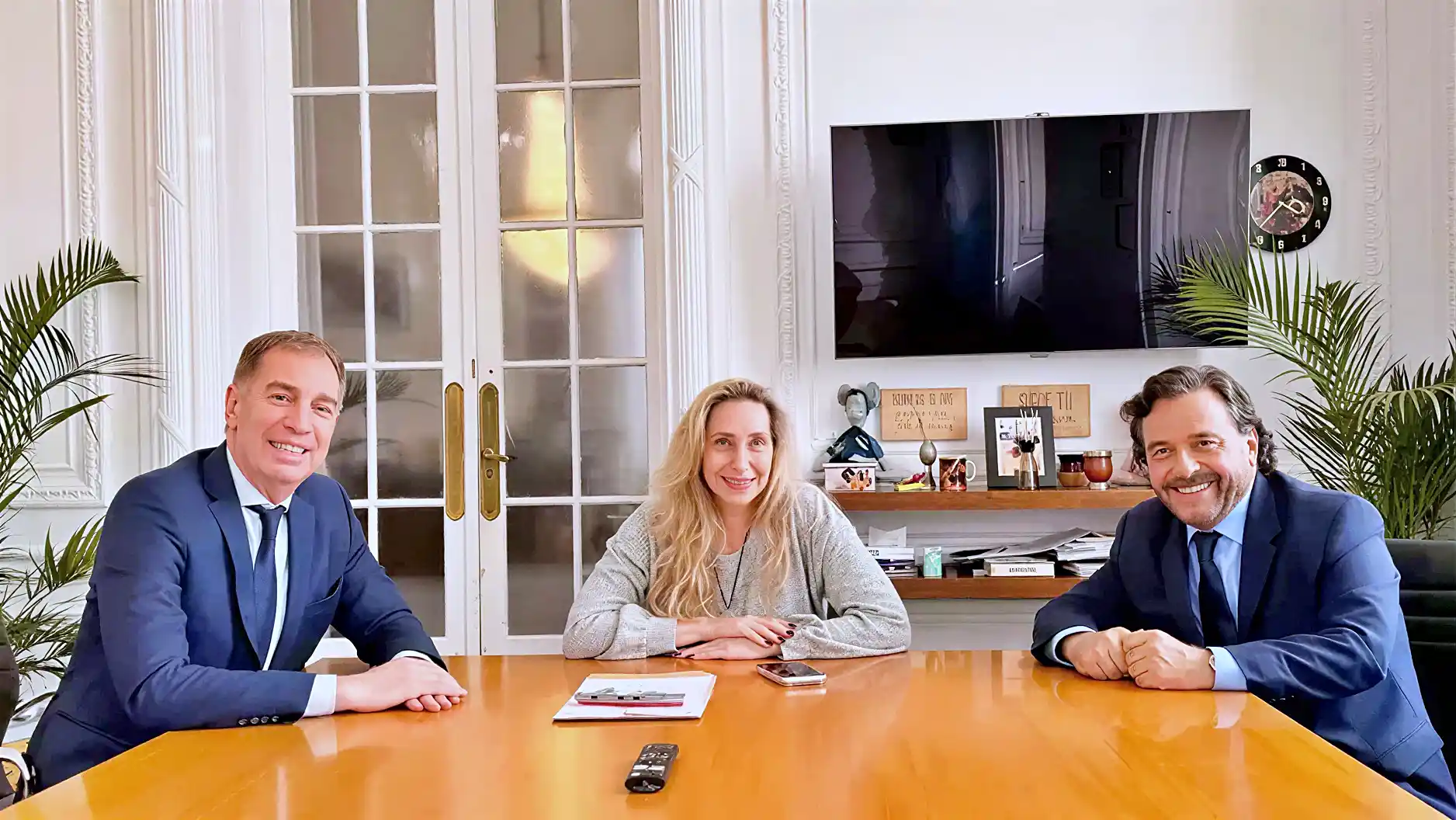 Gustavo Sáenz se reúne en Buenos Aires con Diego Santilli y Karina Milei