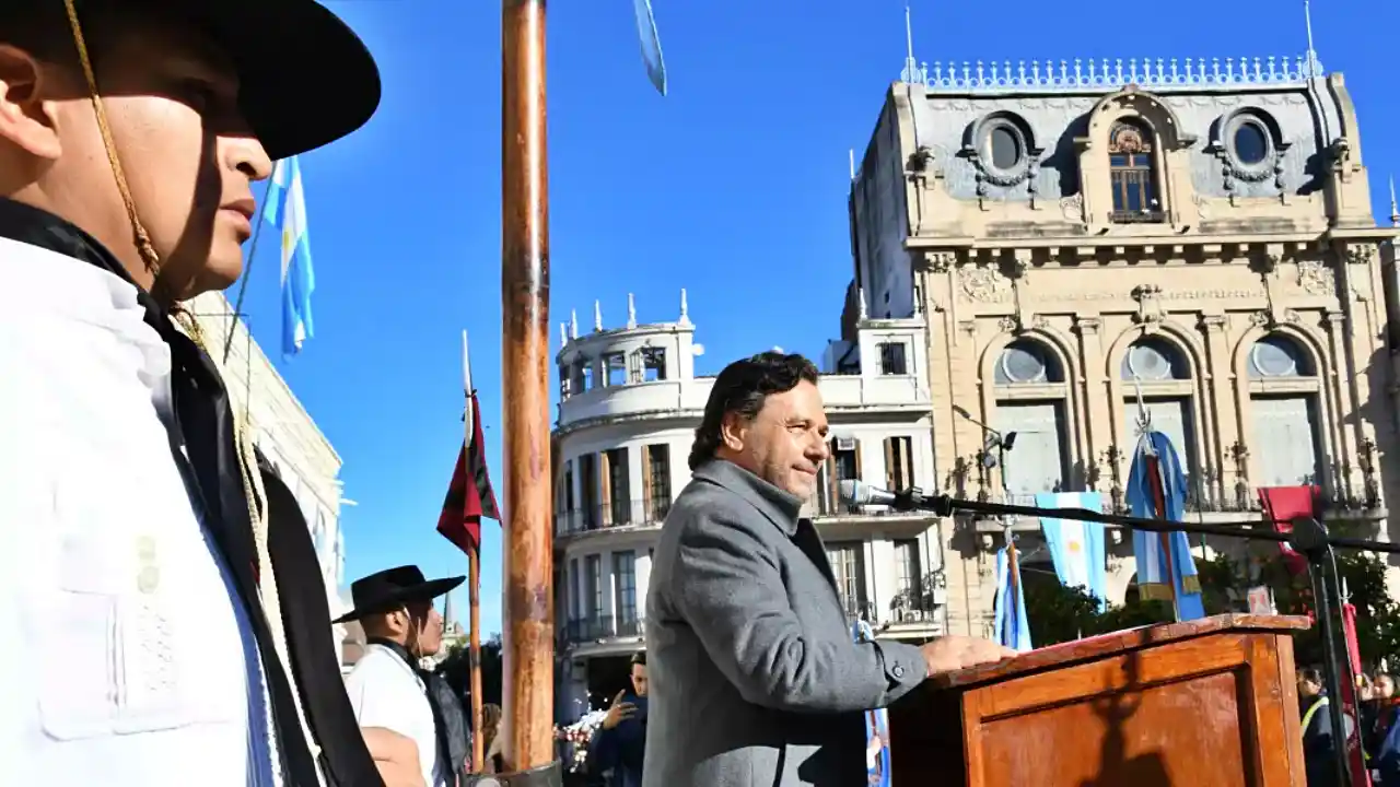 Sáenz preside la ceremonia de promesa a la Bandera Nacional por alumnos de 4º grado