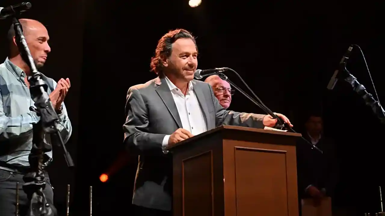Gustavo Sáenz asiste al concurso de caballos peruanos de paso en la Sociedad Rural salteña