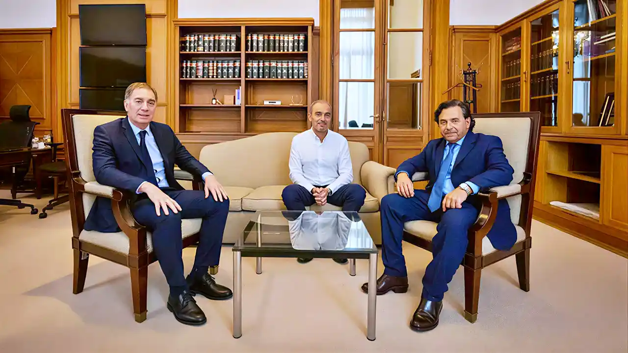 En medio de rumores que lo señalan como 'presidenciable' en 2027, Sáenz se reúne con Santilli en Buenos Aires