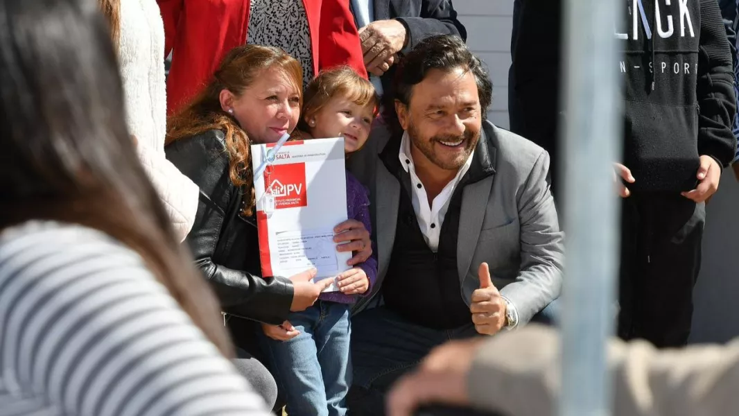 Sáenz inaugura 40 viviendas públicas en Coronel Moldes concluidas con recursos provinciales