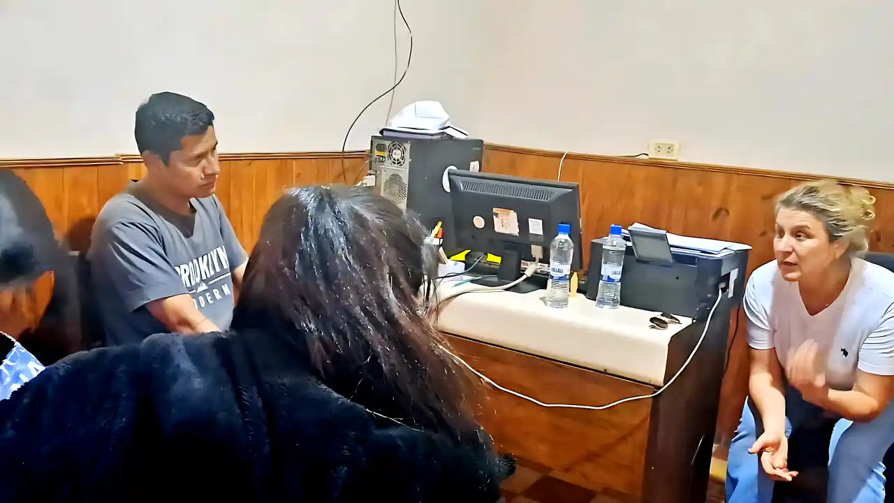 Sodero (a la derecha) dialoga con los familiares de Natalia Cruz