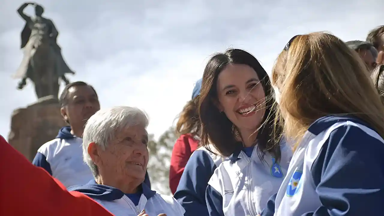 Arancibia junto a la delegación salteña en el Monumento a Güemes