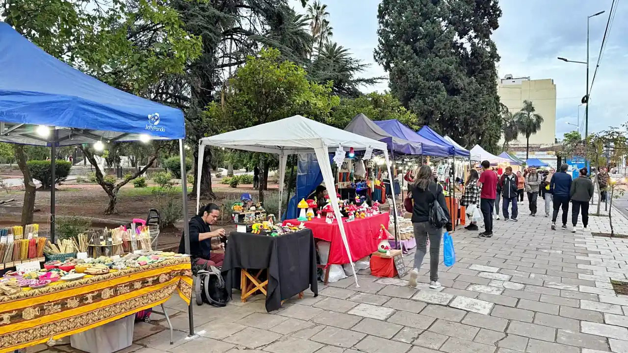 Artesanías en la plaza Güemes