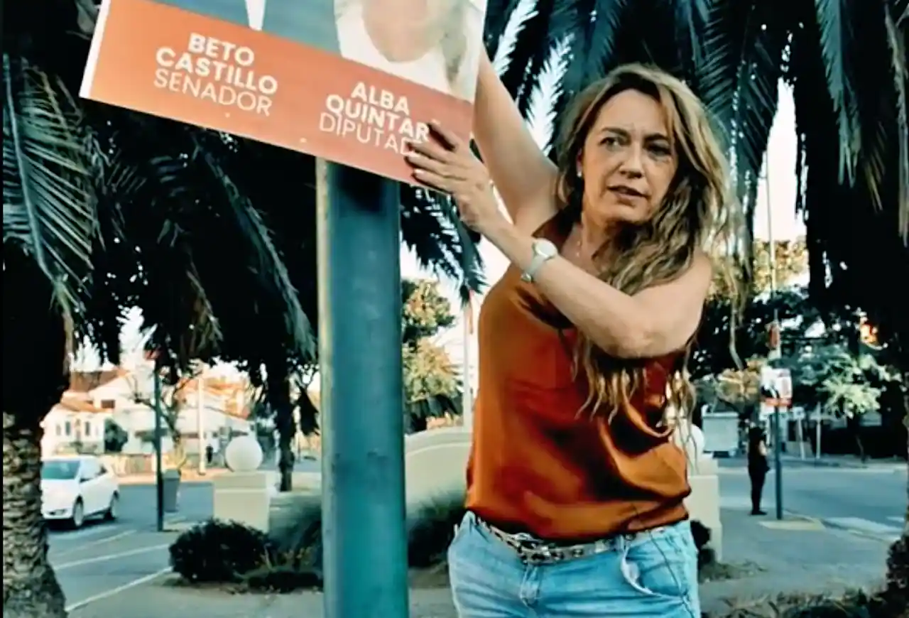 Candidata descolgando carteles en Salta