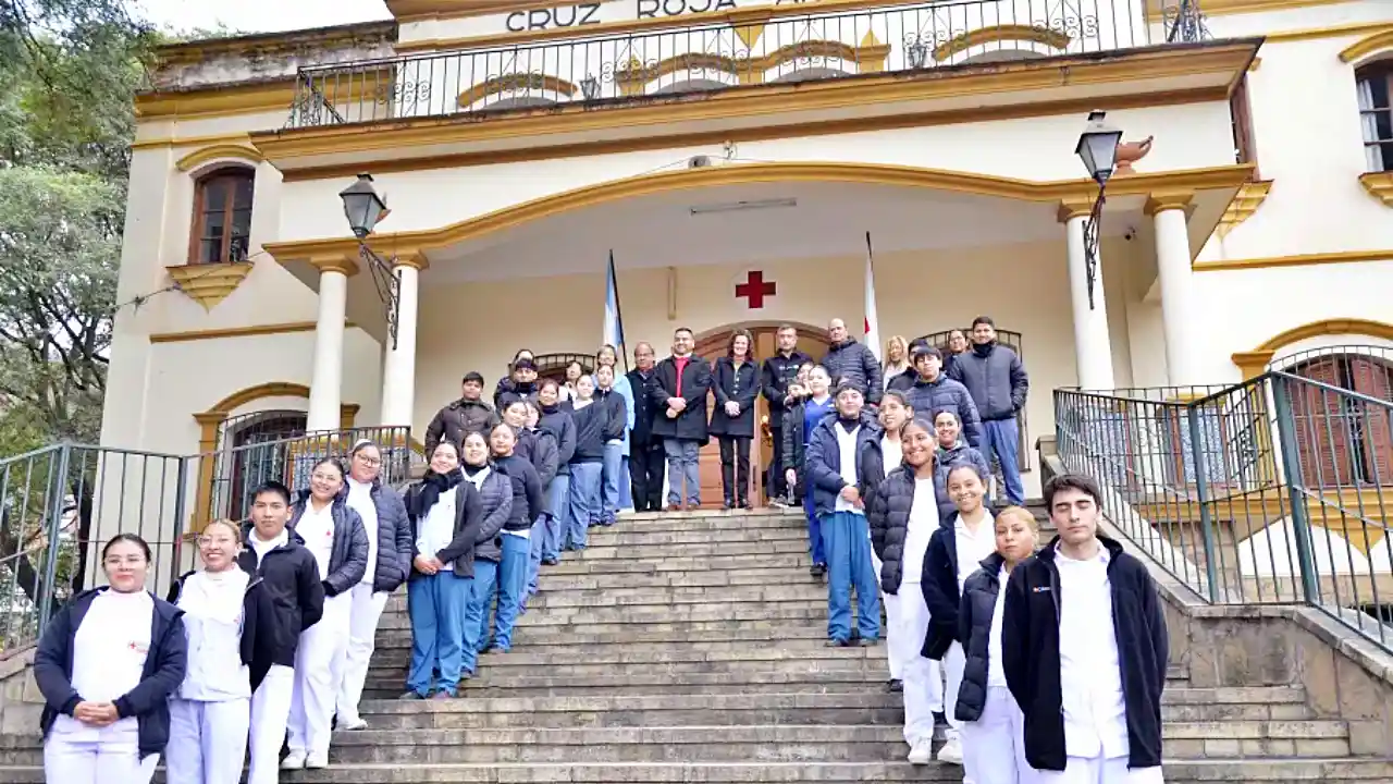 Estudiantes de enfermería de Salta posan junto a la ministra Fiore