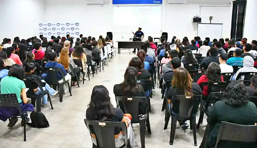 Primera clase teórica en la escuela municipal de conductores