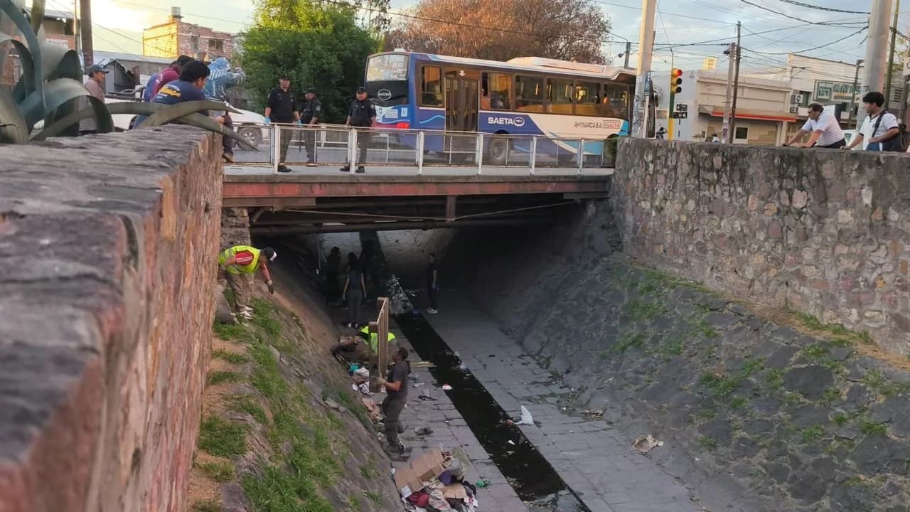 A las 8 suena el timbre del albergue y los 'homeless' deben volver a refugiarse debajo del puente