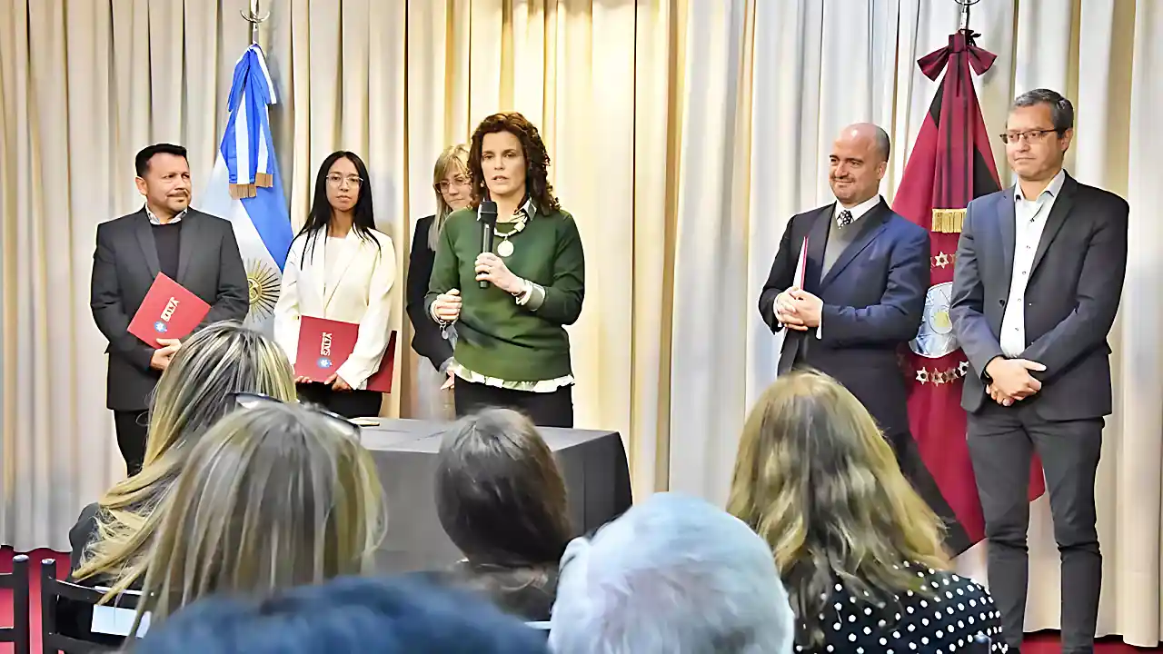 Cristina Fiore habla durante la ceremonia