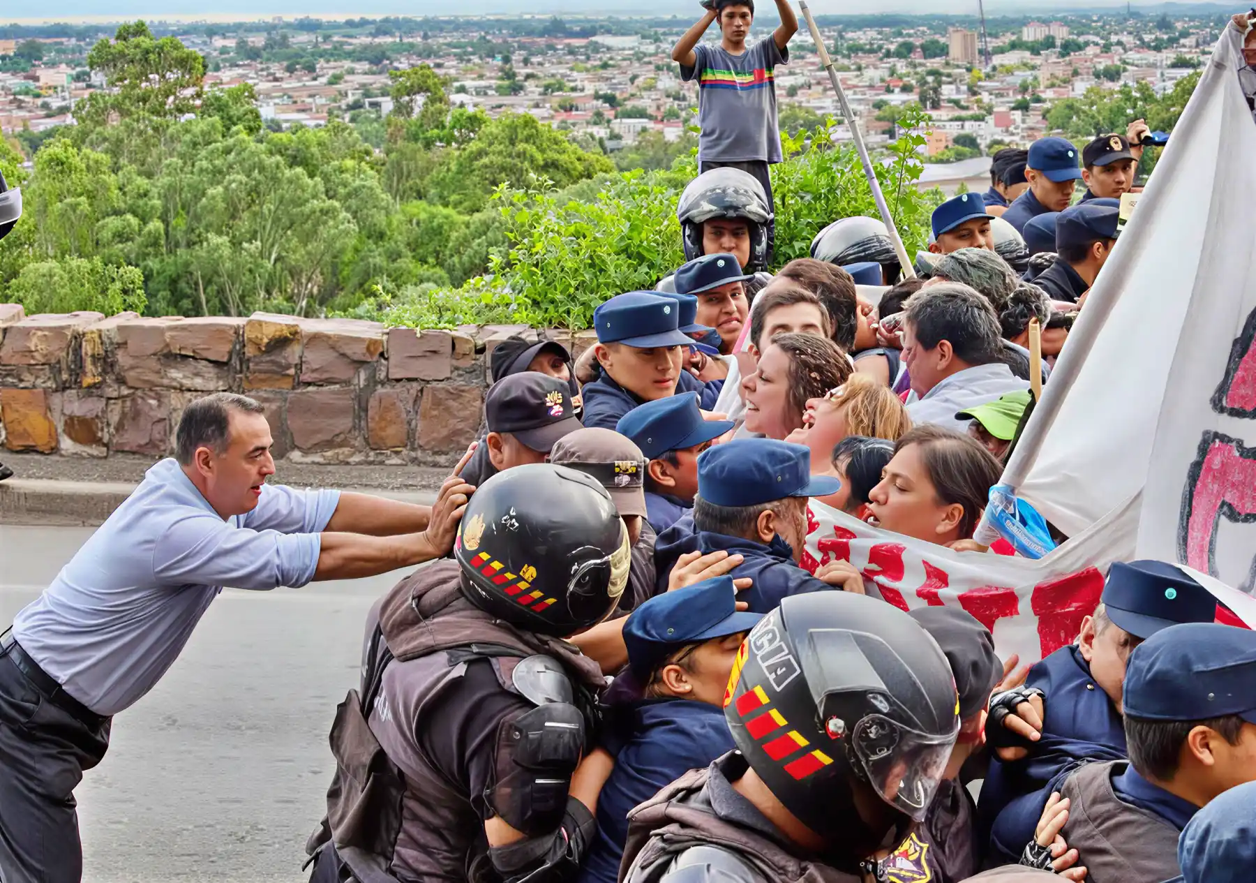 El Jefe de Policía de Urtubey empuja a sus 'efectivos'