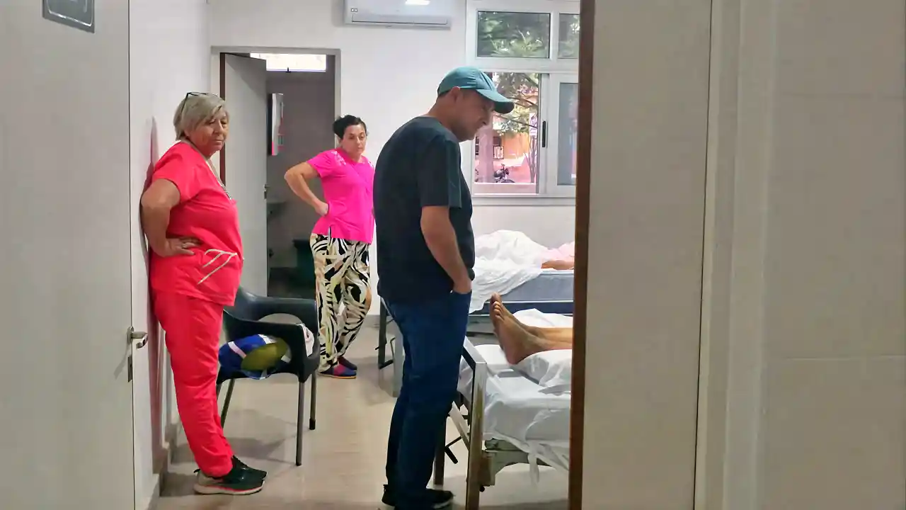 Mangione visita por sorpresa en hospital del Carmen de Metán