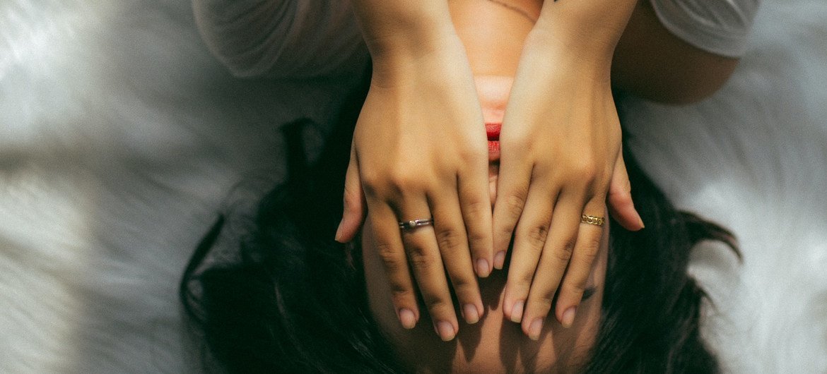 © Unsplash/Anthony Tran | Las mujeres y las niñas se sienten menos cómodas al exponerse a riesgos y amenazas cuando participan en plataformas digitales, según ONU Mujeres