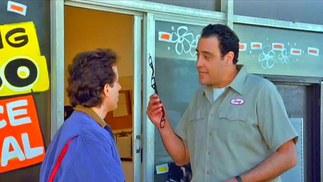 Jerry Seinfeld y el mecánico Tony Abado, antes de que le secuestrara su Volvo