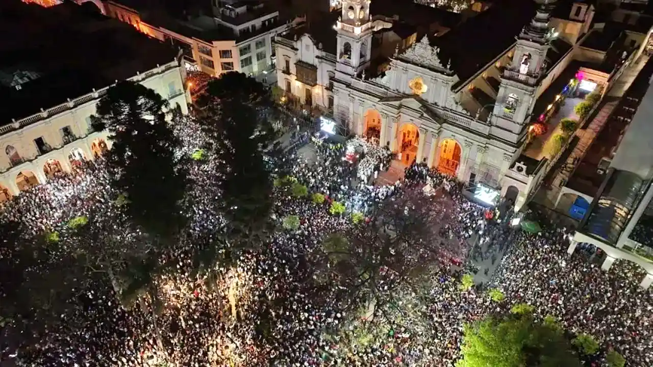 Multitud reunida en la Plaza 9 de Julio de Salta
