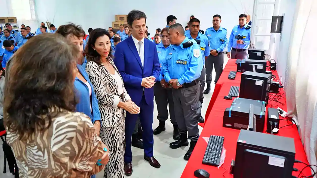 Ovejero, Mónico Graciano y juezas de la Corte de Justicia, durante el acto en el Servicio Penitenciario