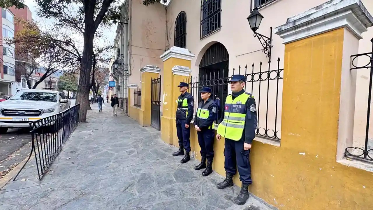 Policías de Salta en el exterior de los locales de votación