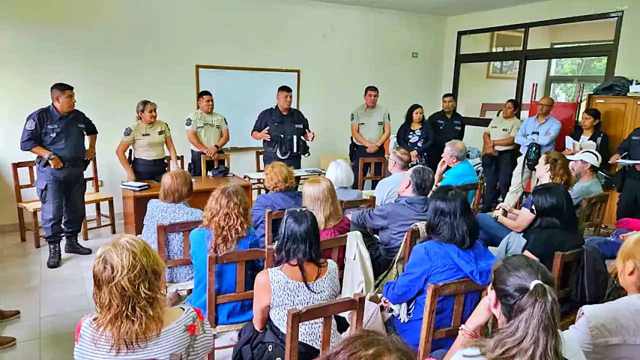 Reunión de vecinos del barrio Grand Bourg con la Policía