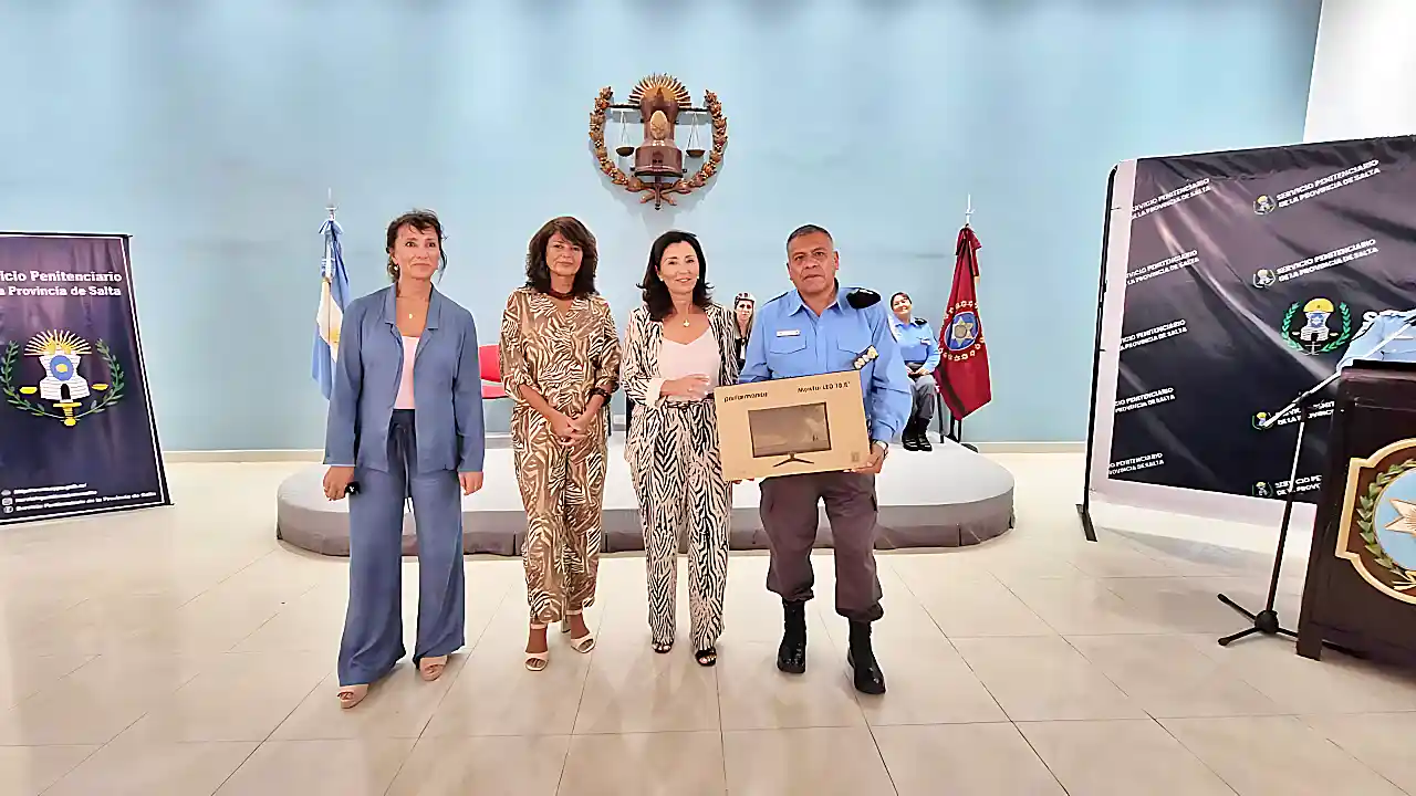 Alejandra Gauffin, Adriana Rodríguez y Teresa Ovejero 'entregando' pantallas a los carceleros de Salta