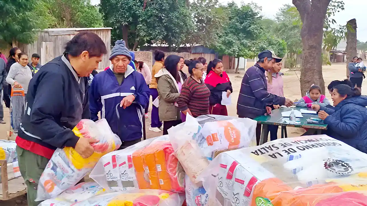 Reparto de alimentos a indígenas en Salta
