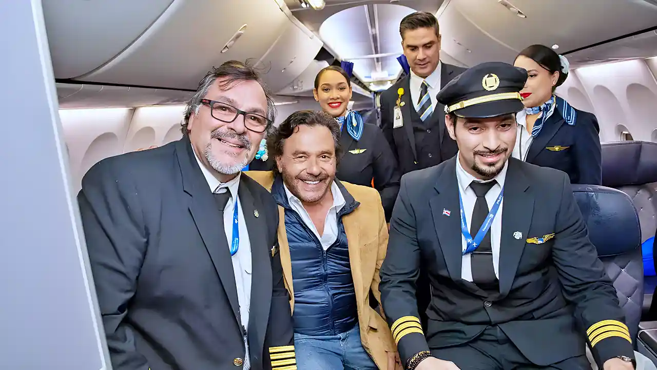 Sáenz junto a la tripulación del avión de Copa Airlines