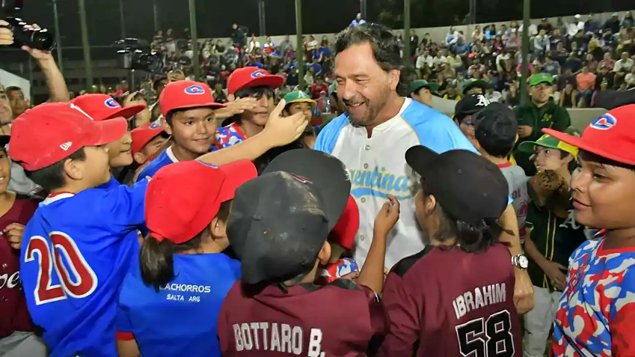 Gustavo Sáenz en la nueva cancha de béisbol de Salta