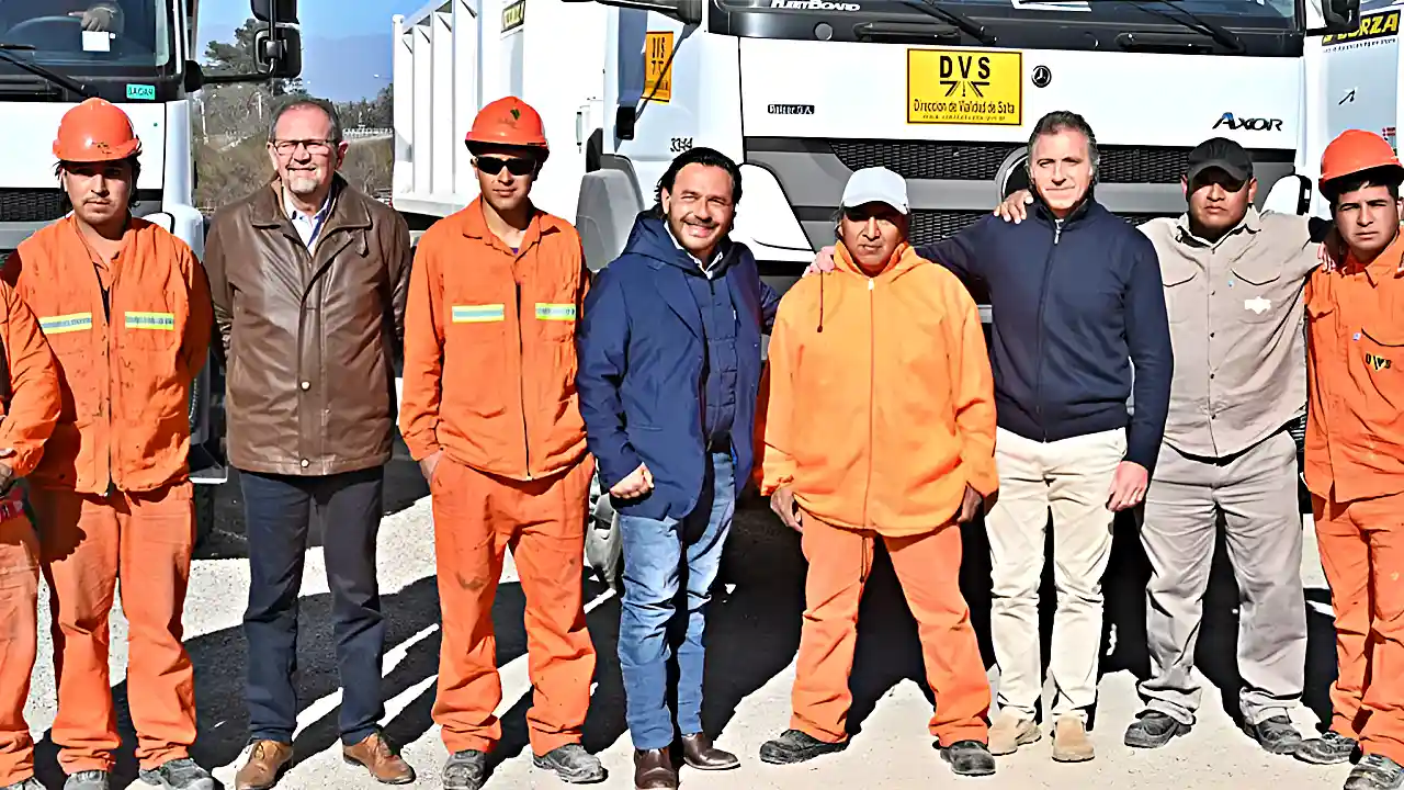 Sáenz, Camacho y Macedo junto a trabajadores viales y a los nuevos camiones