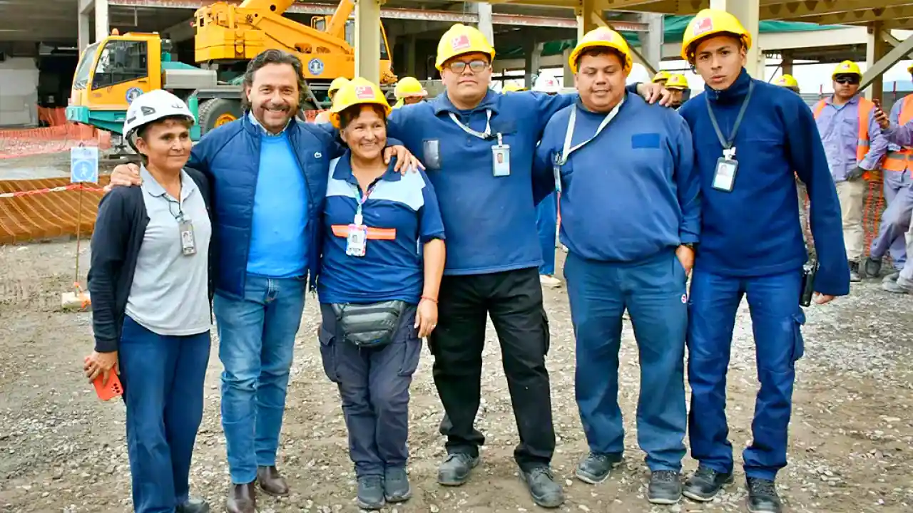 El gobernador Sáenz durante su visita a las obras del aeropuerto