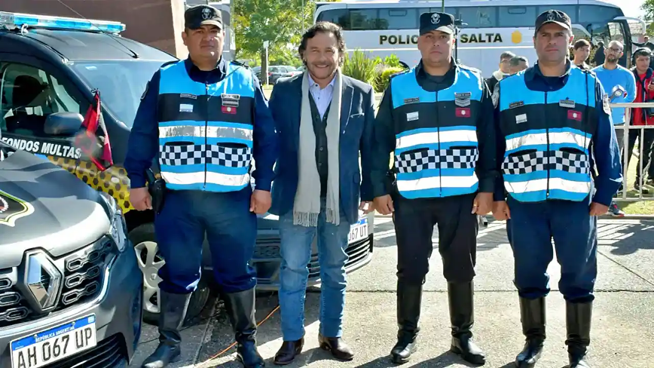 Sáenz durante la recepción de los vehículos en la Policía