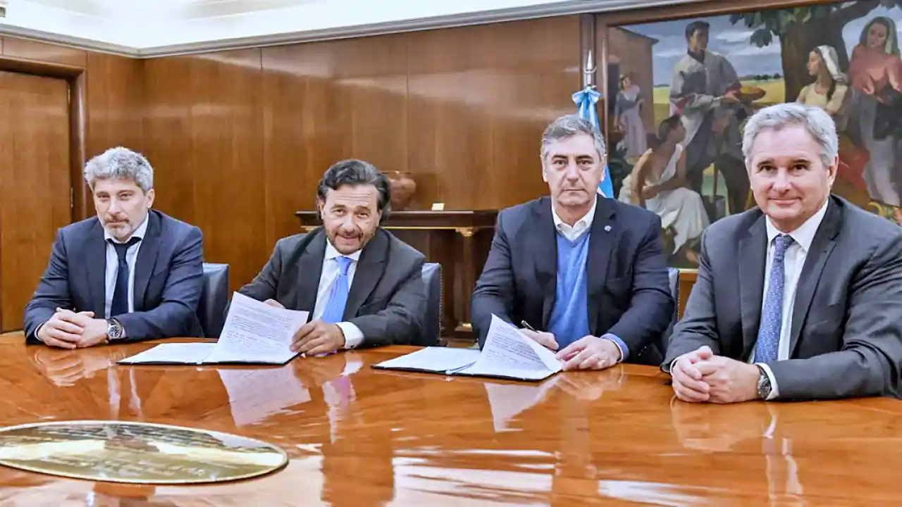 Gustavo Sáenz firma el convenio en Buenos Aires