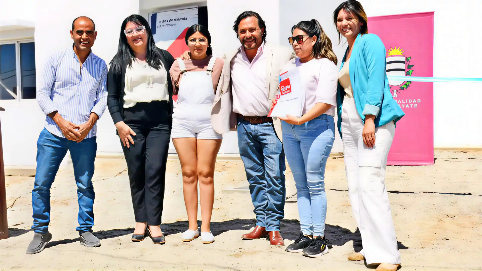 Gustavo Sáenz durante la entrega de las viviendas