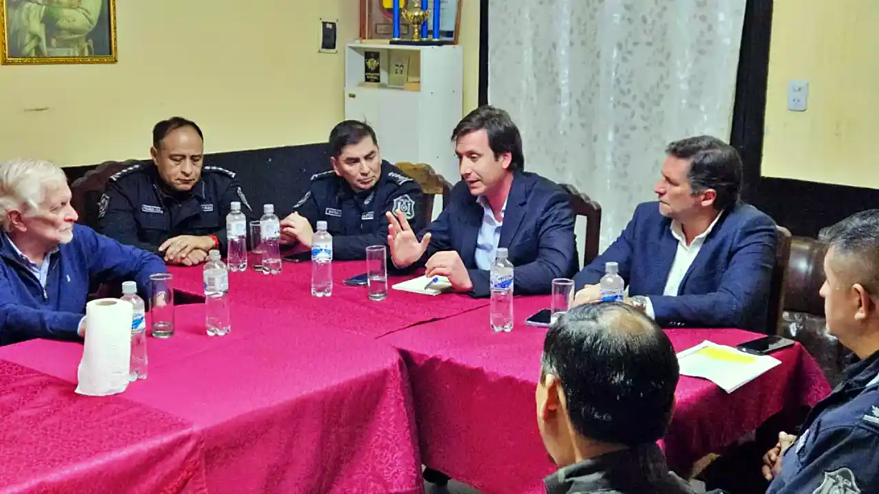 El ministro Solá con intendentes y policías de San Martín