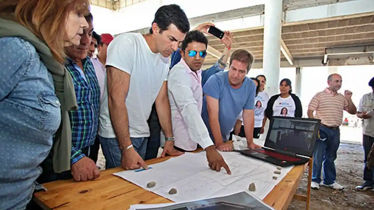 Urtubey inspecciona los planos de la obra de la terminal de General Güemes en octubre de 2017