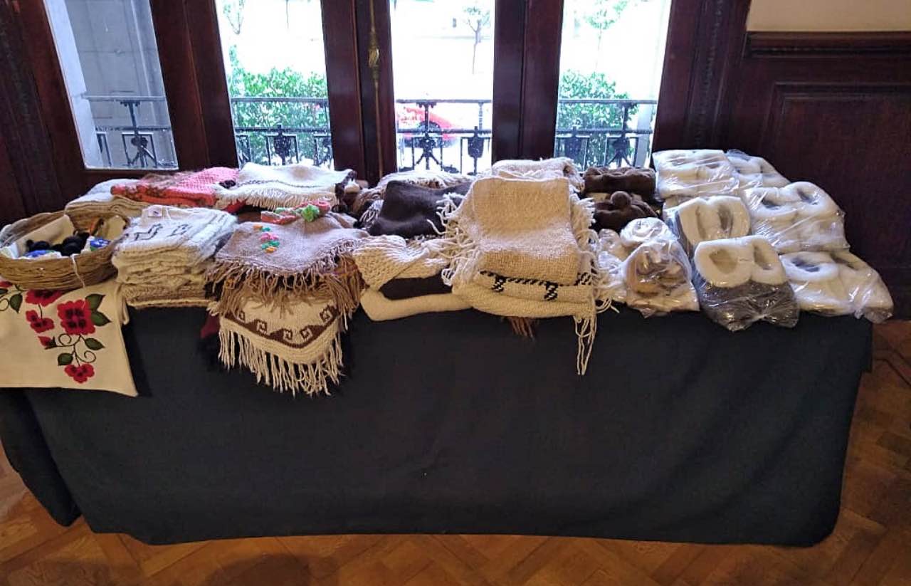 Exposición y ventas de artesanías en el Centro Cultural América de Salta
