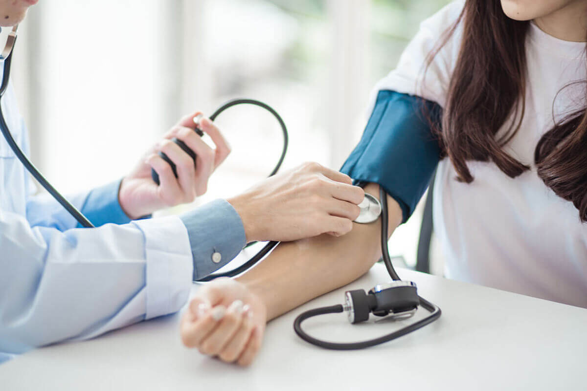 Mida su presión arterial con precisión, contrólela y viva más