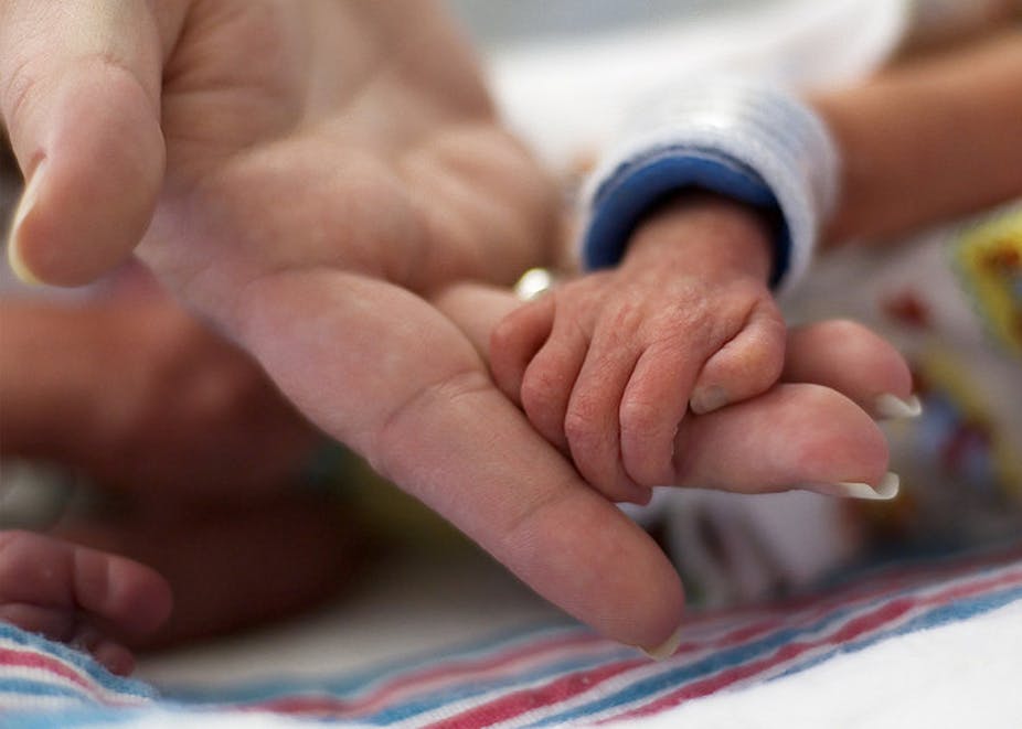Contacto piel a piel para el cuidado de bebés prematuros